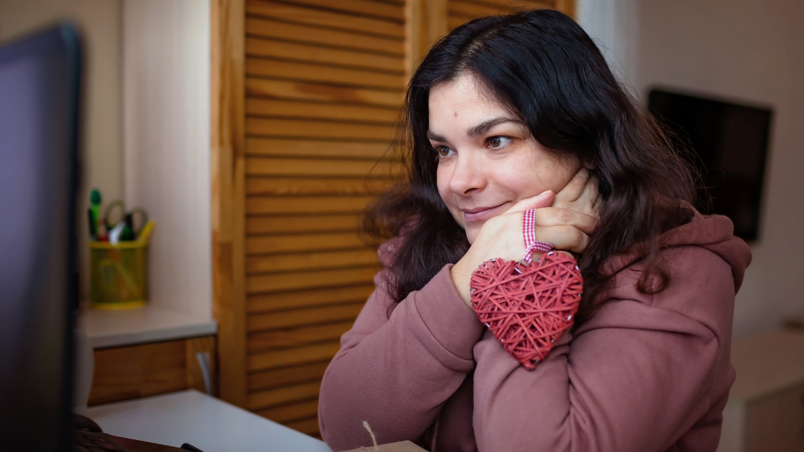 Namoros Virtuais O Impacto da Distância e da Tela nas Emoções